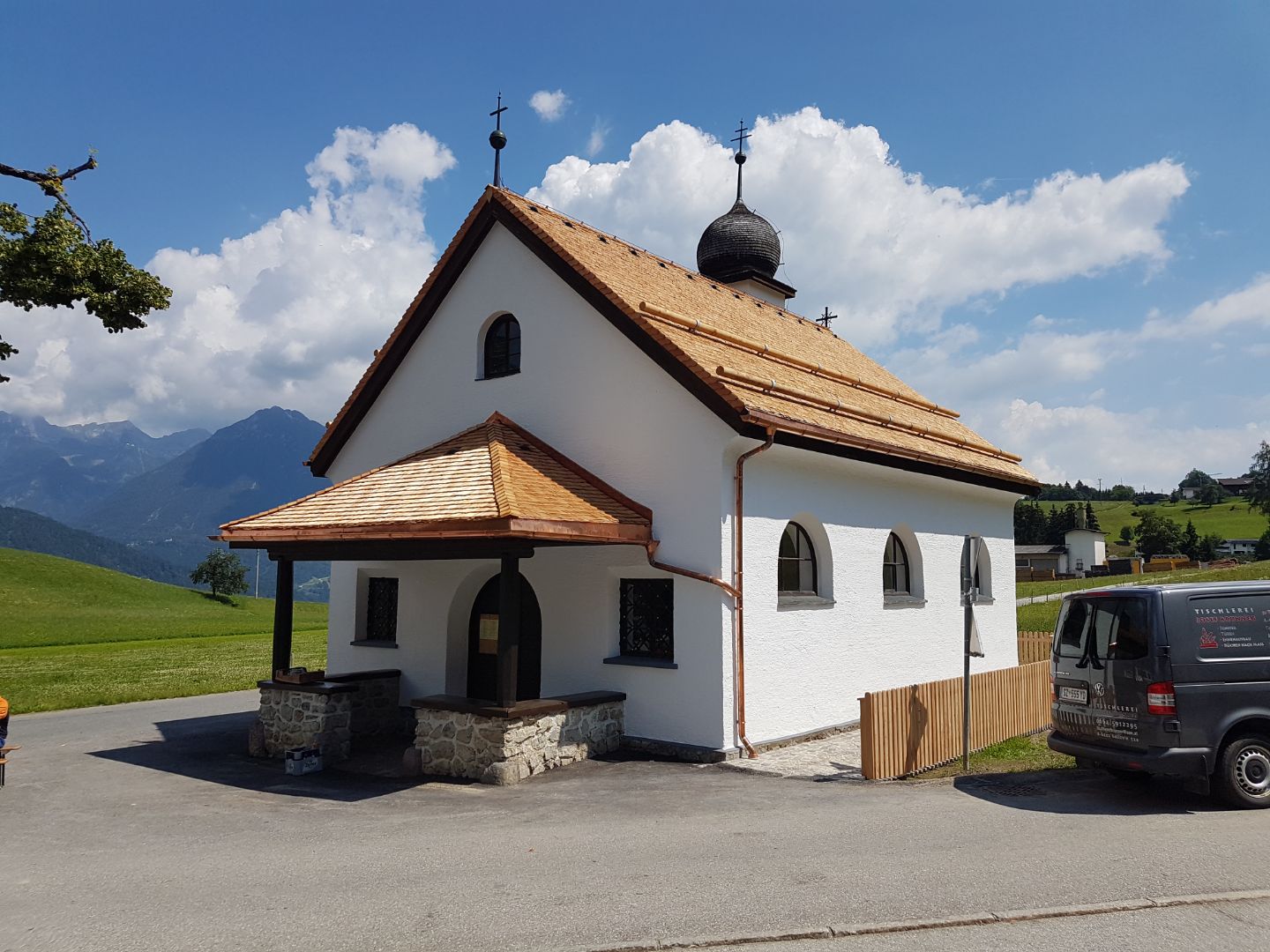 Holzschindeln von Holzbau Brunner auf der Kirche von Gallzein