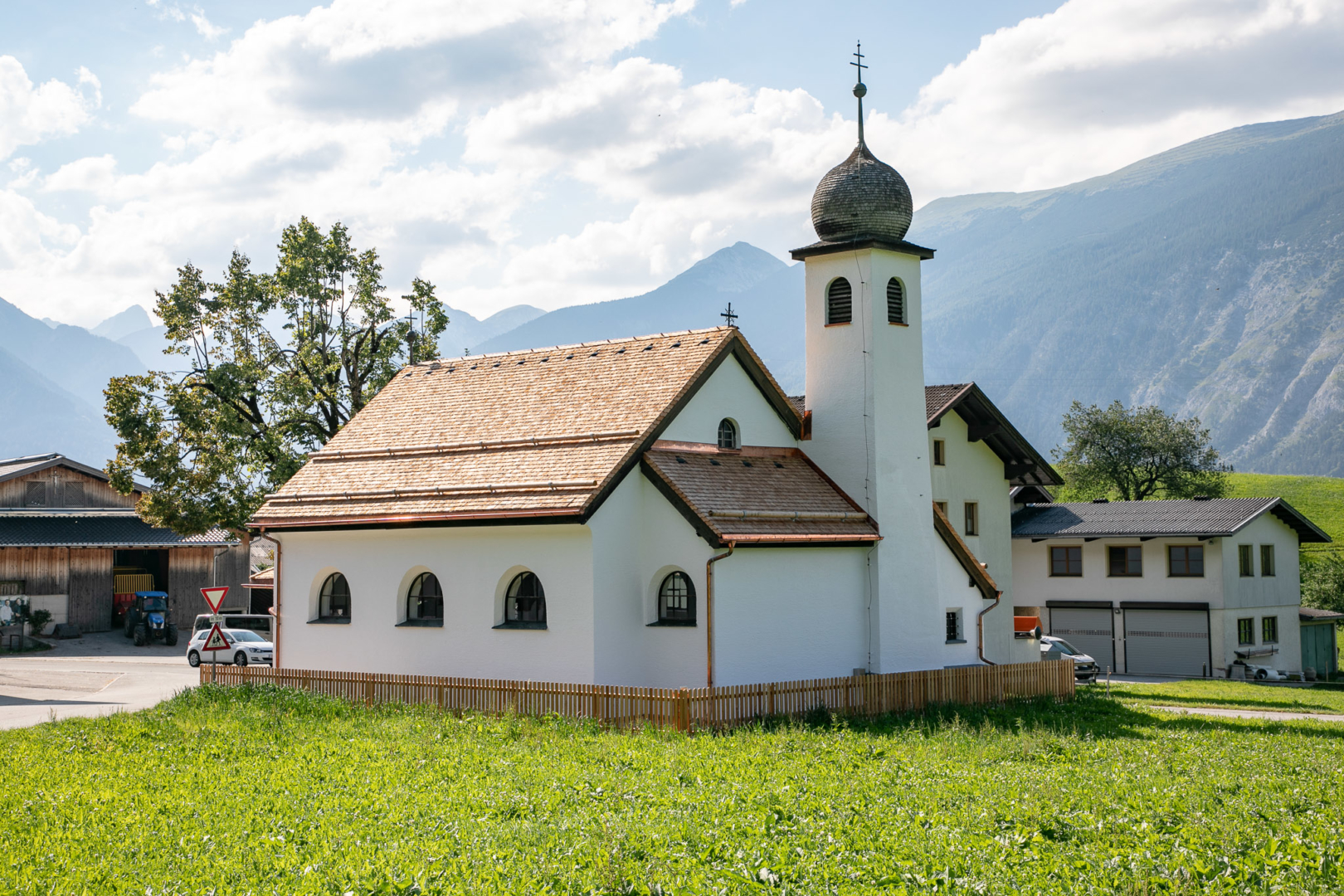Holzschindeln von Holzbau Brunner auf der Kirche von Gallzein